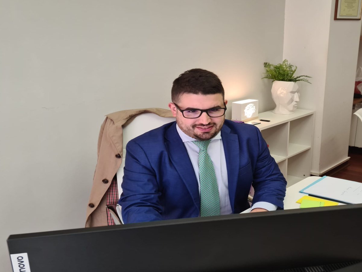 Carlos Javier Fernández Pérez atendiendo una consulta online por videollamada
