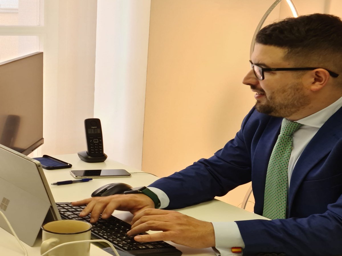 Carlos Javier Fernández Pérez preparando un expediente en su despacho de Santander