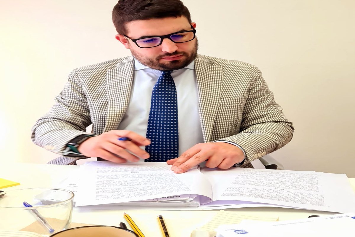 Carlos Javier Fernández Pérez revisando la documentación de un expediente jurídico
